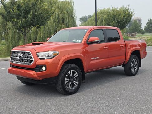 Used 2017 Toyota Tacoma TRD Sport w/ Tow Package (A/T) AWD/4WD image 4