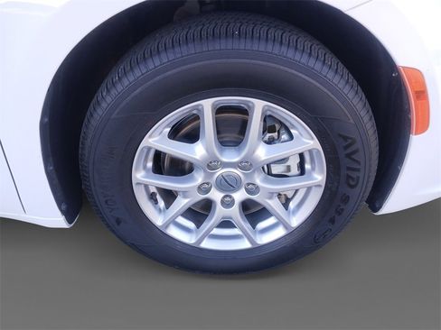 Used 2024 Chrysler Pacifica Touring-L image 16