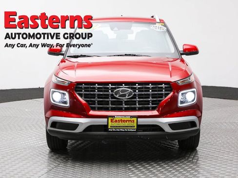 Used 2022 Hyundai Venue Limited image 2