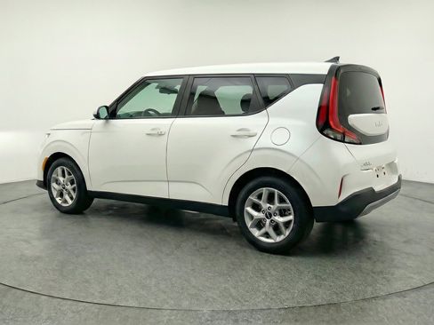Used 2025 Kia Soul LX w/ LX Technology Package FWD image 6