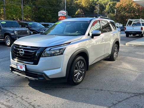 Used 2023 Nissan Pathfinder SV w/ SV Premium Package image 4