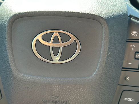 Used 2025 Toyota Prius XLE image 36