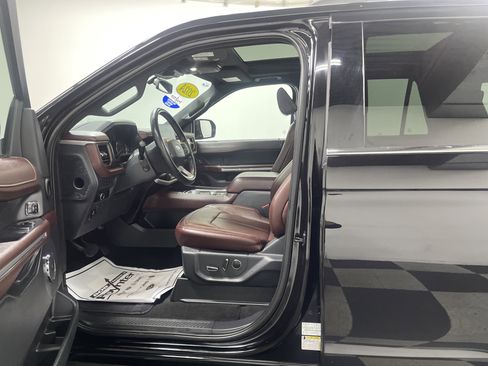 Used 2024 Ford Expedition Limited image 9