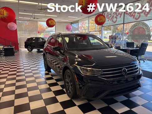 Certified 2022 Volkswagen Tiguan SE w/ Panoramic Sunroof Package image 2