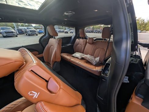 New 2026 Chrysler Pacifica Pinnacle w/ Trailer Tow Group image 17