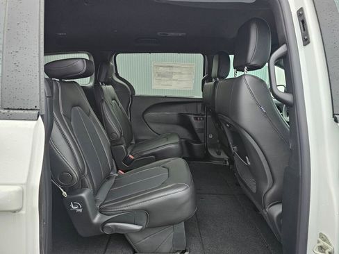 New 2026 Chrysler Pacifica Select image 13