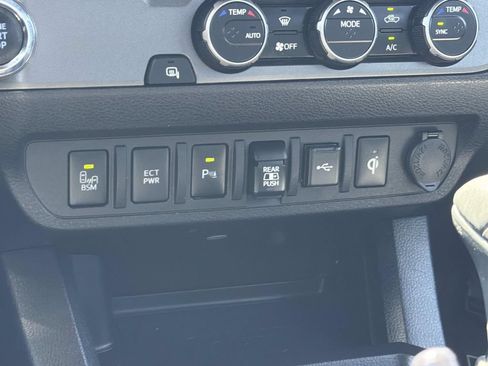 Used 2022 Toyota Tacoma TRD Off-Road w/ Technology Package RWD image 16