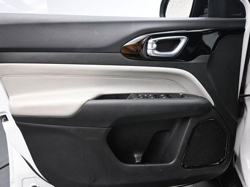 Used 2025 Jeep Compass Limited image 22