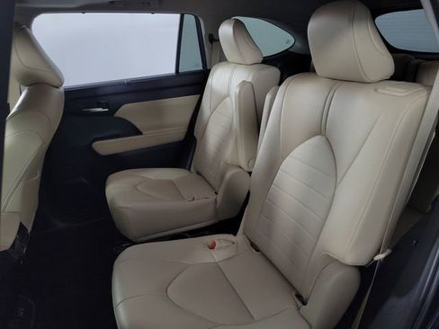 Used 2023 Toyota Highlander XLE image 18