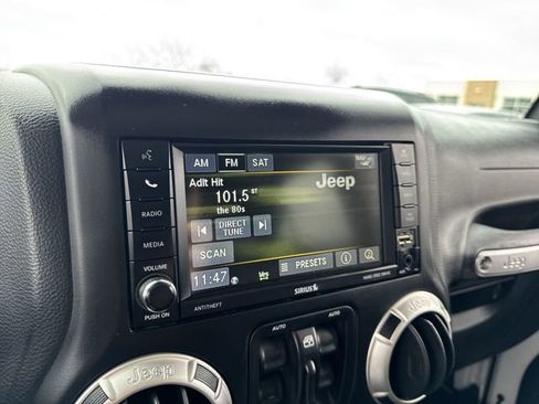 Used 2016 Jeep Wrangler Unlimited Sahara w/ Connectivity Group AWD/4WD image 13