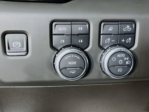 Used 2025 GMC Sierra 1500 AT4 w/ AT4 Premium Package AWD/4WD image 10