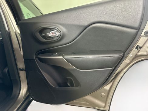 Used 2019 Jeep Cherokee Latitude w/ Popular Appearance Group FWD image 27