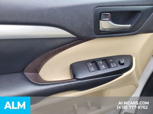Used 2019 Toyota Highlander XLE image 18