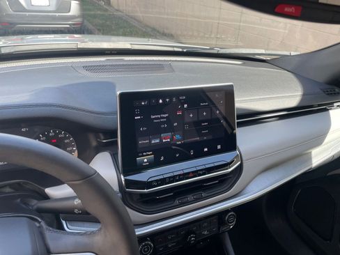 Used 2025 Jeep Compass Limited image 17