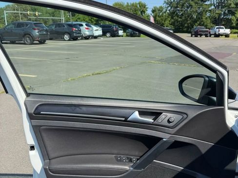 Used 2017 Volkswagen Golf R 4-Door image 7