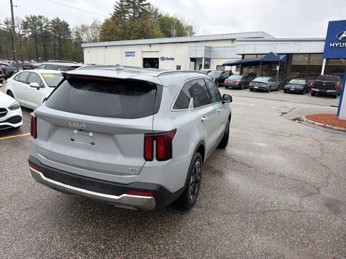 Used 2024 Kia Sorento S w/ Panoramic Sunroof Package AWD/4WD image 3