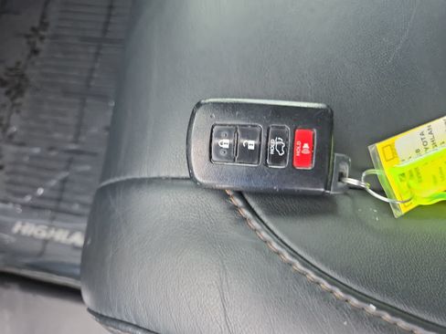 Used 2018 Toyota Highlander XLE FWD image 28