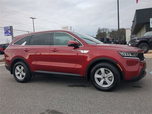 Used 2022 Kia Sorento LX image 2