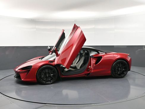Used 2024 McLaren Artura RWD image 30