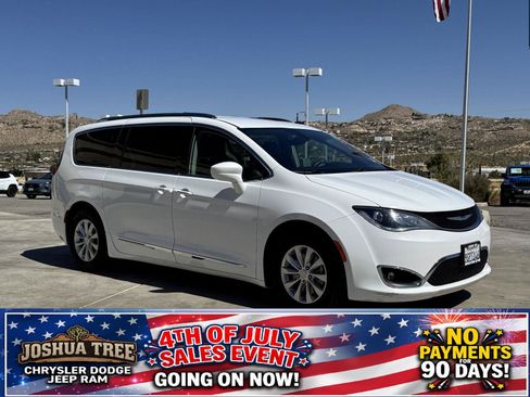 Used 2018 Chrysler Pacifica Touring-L Plus FWD image 1