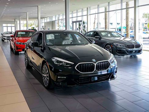 Certified 2025 BMW 530i w/ Premium Package image 18