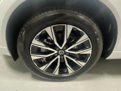 Used 2025 Volvo XC60 B5 Plus image 5