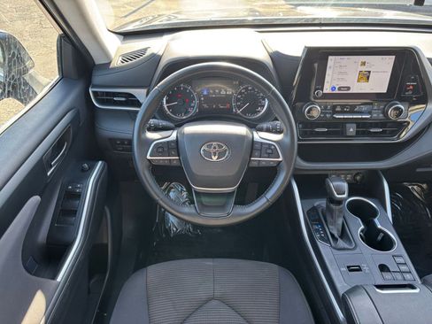 Used 2025 Toyota Highlander LE image 36