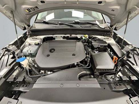 Used 2023 Volvo XC40 B5 Plus AWD/4WD image 17