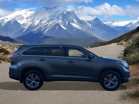 Used 2014 Toyota Highlander XLE image 6