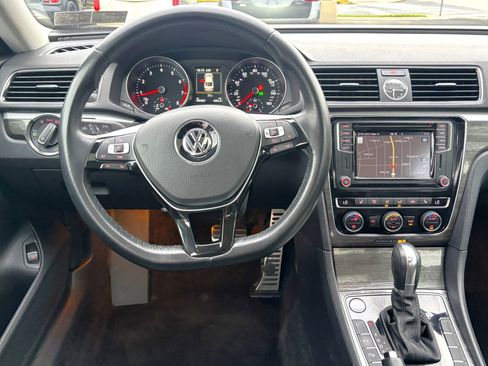 Used 2017 Volkswagen Passat 1.8T SEL Premium image 11