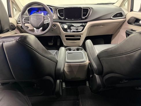 Used 2023 Chrysler Pacifica Touring-L FWD image 29