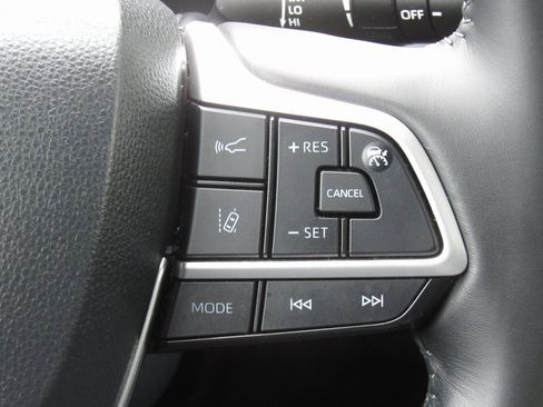 Certified 2022 Toyota Highlander XLE image 28