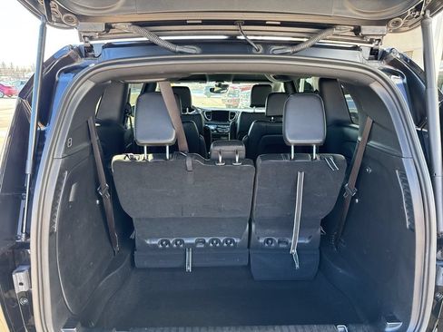Used 2025 Chrysler Pacifica Select FWD image 8