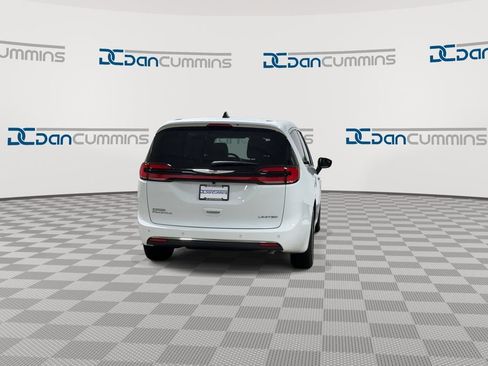 New 2026 Chrysler Pacifica Limited image 8
