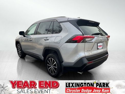 Used 2019 Toyota RAV4 LE image 7