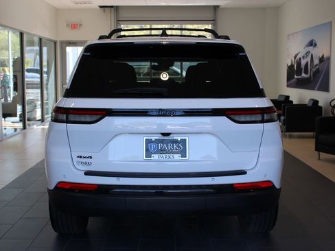 Used 2024 Jeep Grand Cherokee Altitude image 25