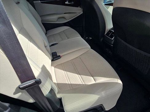 Used 2017 Kia Sorento LX image 19