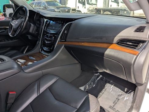 Used 2020 Cadillac Escalade Premium Luxury AWD/4WD image 32