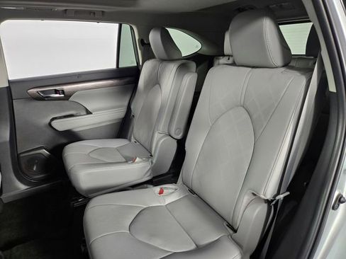 Used 2024 Toyota Highlander Platinum image 17