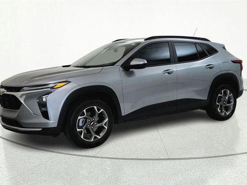 Used 2025 Chevrolet Trax LT w/ Driver Confidence Package FWD image 3
