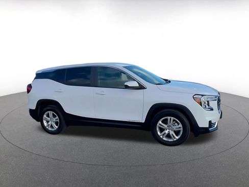 Used 2024 GMC Terrain SLE FWD image 2