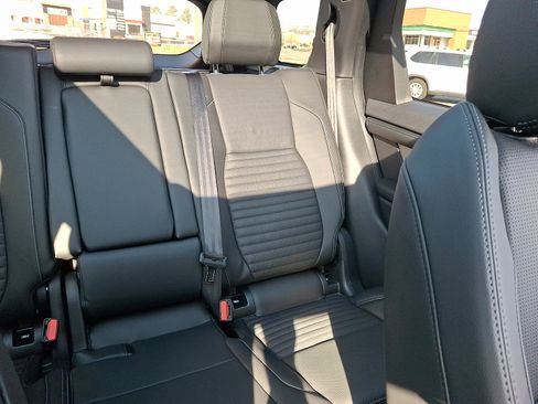 Used 2025 Land Rover Discovery Sport Dynamic SE AWD/4WD image 17
