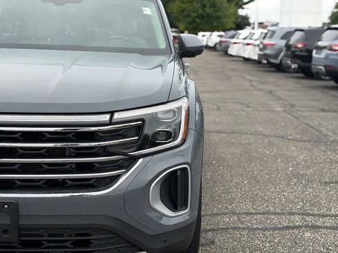 Used 2025 Volkswagen Atlas SE AWD/4WD image 4