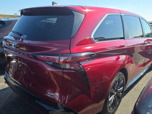 Used 2021 Toyota Sienna XSE FWD image 3