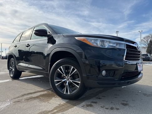 Used 2016 Toyota Highlander XLE image 2
