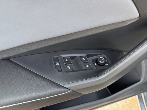 Used 2025 Volkswagen Jetta SE FWD image 32