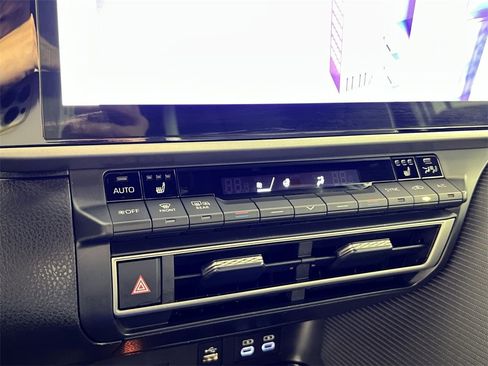 Used 2025 Toyota Camry SE image 21