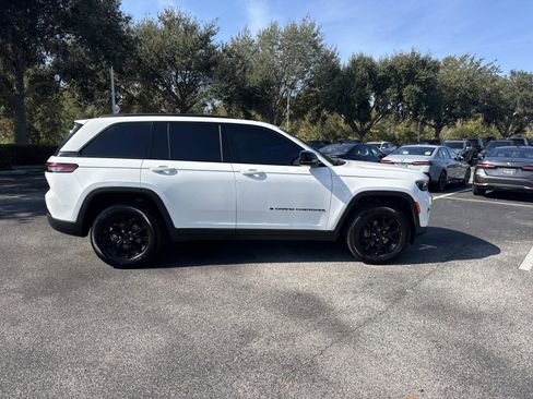 Used 2024 Jeep Grand Cherokee Altitude image 3