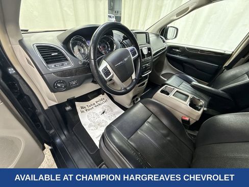 Used 2014 Chrysler Town & Country Touring-L w/ Driver Convenience Group image 14