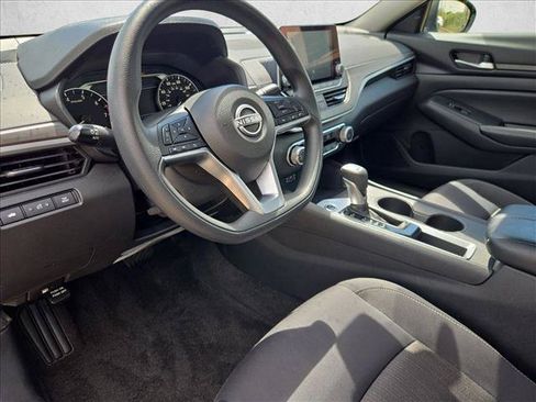 Used 2025 Nissan Altima 2.5 SV FWD image 10